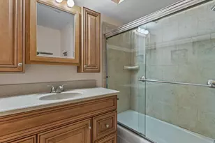 W215N10105 Hickory Dr, Germantown, WI 53017 - Photo 14