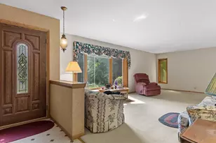 W215N10105 Hickory Dr, Germantown, WI 53017 - Photo 6