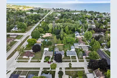 1013  N 6th St, Manitowoc, WI 54220 - Photo 36