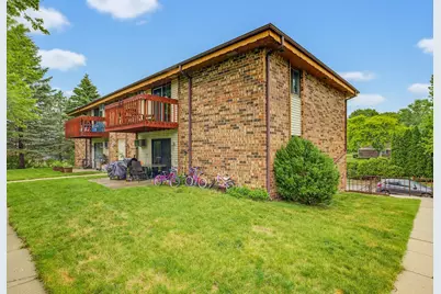 627  Hartridge Dr #D, Hartland, WI 53029 - Photo 1