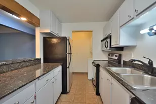 1686 S Carriage Ln, New Berlin, WI 53151 - Photo 8