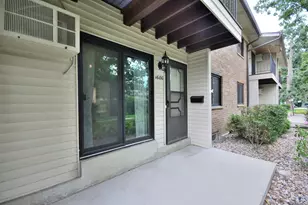 1686 S Carriage Ln, New Berlin, WI 53151 - Photo 2