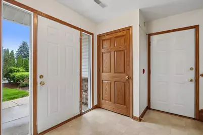 325  Kristin Ct, Brookfield, WI 53045 - Photo 2
