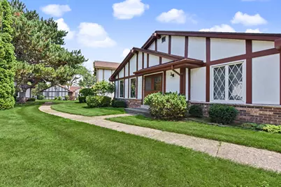 5297  Somerset Ln, Greenfield, WI 53221 - Photo 1