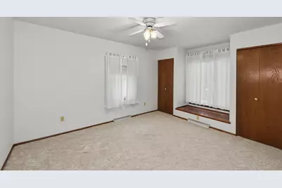5297  Somerset Ln, Greenfield, WI 53221 - Photo 8