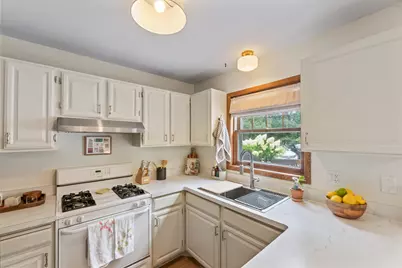 2020  Woodburn Rd #B, Waukesha, WI 53188 - Photo 8
