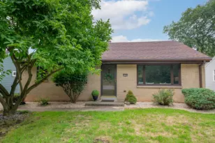 11707 W Oxford Pl, Wauwatosa, WI 53226 - Photo 2