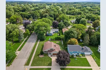 705  Sunset Dr, Hartford, WI 53027 - Photo 2