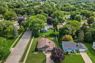 705 Sunset Dr, Hartford, WI 53027 - Photo 2