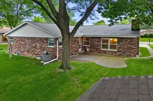W164N10543 Timberline Ct, Germantown, WI 53022 - Photo 2