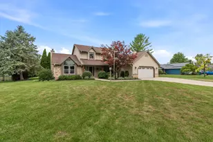 W144N4871 Stone Dr, Menomonee Falls, WI 53051 - Photo 4