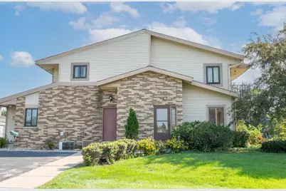 W177N9765  Riversbend Cir, Germantown, WI 53022 - Photo 2