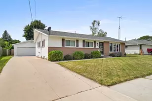 2015 Richmond Ave, Manitowoc, WI 54220 - Photo 1