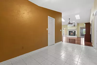 N66W15406  Raven Way Dr, Menomonee Falls, WI 53051 - Photo 8