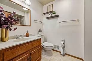 W163N10528 Ridgeview Ln, Germantown, WI 53022 - Photo 32