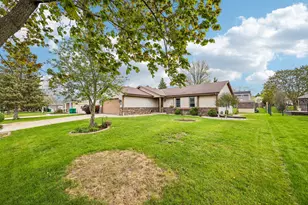 W163N10528 Ridgeview Ln, Germantown, WI 53022 - Photo 2
