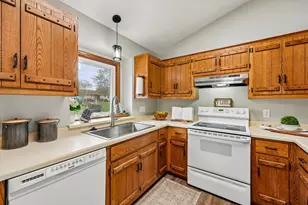 W163N10528 Ridgeview Ln, Germantown, WI 53022 - Photo 18
