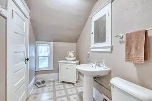 W304N2426 Maple Ave, Delafield, WI 53072 - Photo 20