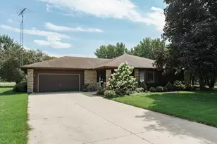 1605 Country Club Ln, Watertown, WI 53098 - Photo 1