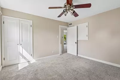 5555 N Mohawk Ave, Glendale, WI 53217 - Photo 12
