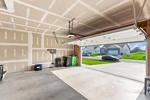 W218N16071 Tiger Lily Dr, Jackson, WI 53037 - Photo 28