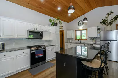 11506 W Janet Ct, Franklin, WI 53132 - Photo 4