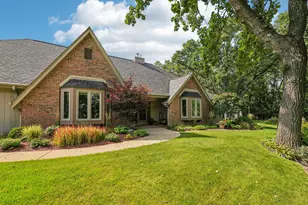 493 Lillian Ct, Delafield, WI 53018 - Photo 2