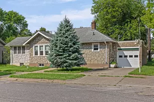1128 19th St, La Crosse, WI 54601 - Photo 2
