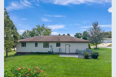 442  Sunnyside Dr, Caledonia, MN 55921 - Photo 2