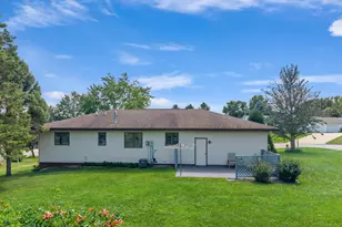 442 Sunnyside Dr, Caledonia, MN 55921 - Photo 2