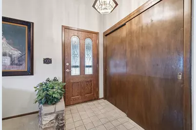 325 E Parkway Estates Dr, Oak Creek, WI 53154 - Photo 2