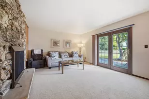 325 E Parkway Estates Dr, Oak Creek, WI 53154 - Photo 10