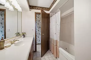 325 E Parkway Estates Dr, Oak Creek, WI 53154 - Photo 16
