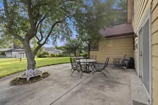 325 E Parkway Estates Dr, Oak Creek, WI 53154 - Photo 24