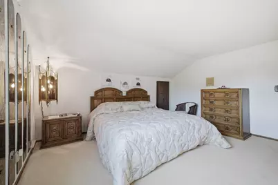325 E Parkway Estates Dr, Oak Creek, WI 53154 - Photo 18