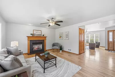 W273N2420  Arlington Ct, Pewaukee, WI 53072 - Photo 6