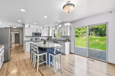 W273N2420  Arlington Ct, Pewaukee, WI 53072 - Photo 8