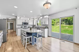 W273N2420 Arlington Ct, Pewaukee, WI 53072 - Photo 8