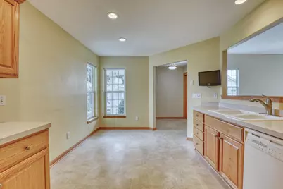 W241N5730  Birchwood Ln, Sussex, WI 53089 - Photo 6