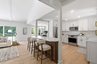 10042 N Holmes Ct, Mequon, WI 53092 - Photo 4