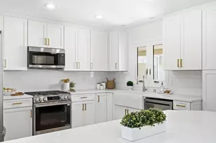 10042 N Holmes Ct, Mequon, WI 53092 - Photo 10