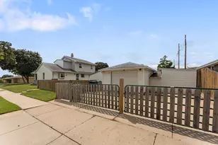 8302 W Courtland Ave, Milwaukee, WI 53218 - Photo 18