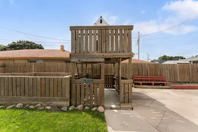 8302 W Courtland Ave, Milwaukee, WI 53218 - Photo 16