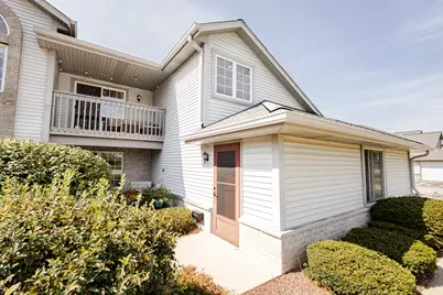 1061  Quinlan Dr #F, Pewaukee, WI 53072 - Photo 2