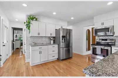 7815 N Chadwick Ct, Glendale, WI 53217 - Photo 16