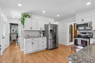 7815 N Chadwick Ct, Glendale, WI 53217 - Photo 16