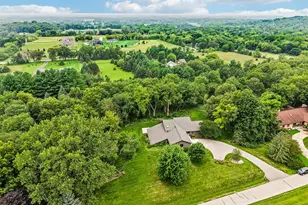 W333S221 Glen Oaks Dr, Delafield, WI 53018 - Photo 12