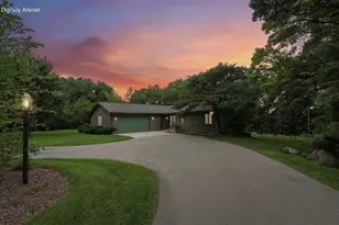W333S221 Glen Oaks Dr, Delafield, WI 53018 - Photo 16