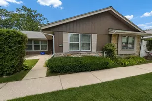 5292 Woodbridge Ln, Greenfield, WI 53221 - Photo 2