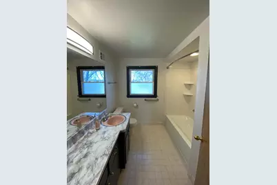 2772 N 124th St, Wauwatosa, WI 53222 - Photo 8